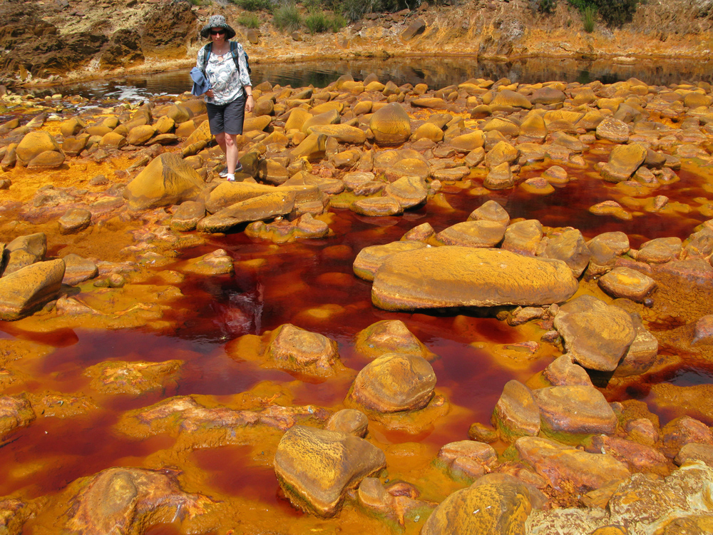 Fig. 1. AMD waters in the Rio Tinto, Spain. // Bild 1. AMD-belastetes Wasser im Rio Tinto, Spanien. Photo/Foto Lottermoser
