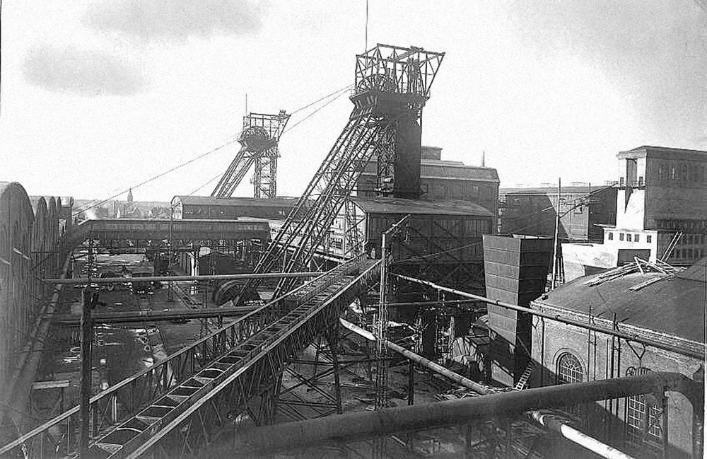 Fig. 2. Historical view on the colliery facility AV 1/2 of Auguste Victoria colliery. // Bild 2. Schächte 1 und 2 des Bergwerks Auguste Victoria in historischer Aufnahme. Photo/Foto: RAG