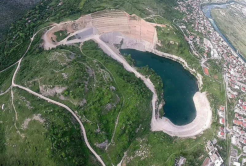 Fig. 11. Aerial view on the remaining pit Vihovići (06/2015). // Bild 11. Luftbildaufnahme Tagebaurestloch Vihovići (06/2015).